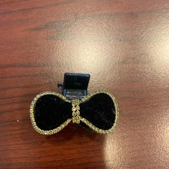 Black Velvet Hair Clip - Picture 1 of 4